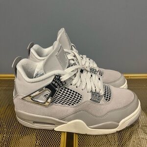 Jordan 4’s Frozen Moments, Women 7